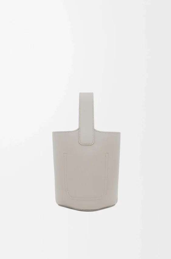 Mini torebka typu Pebble Bucket z gładkiej skóry cielęcej Mini torebka typu Pebble Bucket z gładkiej skóry cielęcej
