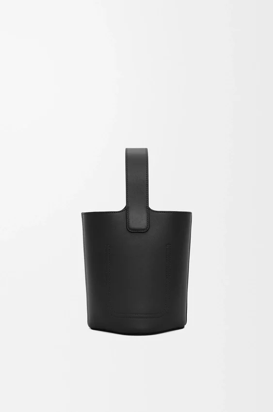 Mini torebka typu Pebble Bucket z gładkiej skóry cielęcej Mini torebka typu Pebble Bucket z gładkiej skóry cielęcej