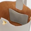 Mini torebka typu Pebble Bucket z gładkiej skóry cielęcej Mini torebka typu Pebble Bucket z gładkiej skóry cielęcej