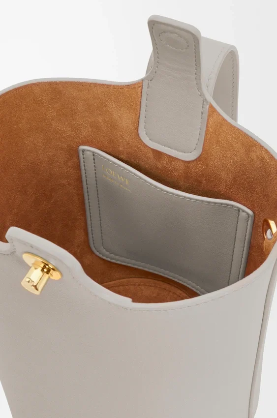 Mini torebka typu Pebble Bucket z gładkiej skóry cielęcej Mini torebka typu Pebble Bucket z gładkiej skóry cielęcej