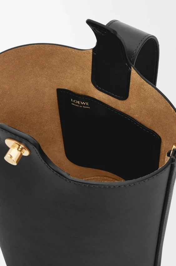 Mini torebka typu Pebble Bucket z gładkiej skóry cielęcej Mini torebka typu Pebble Bucket z gładkiej skóry cielęcej