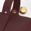 Mini torebka typu Pebble Bucket z gładkiej skóry cielęcej Mini torebka typu Pebble Bucket z gładkiej skóry cielęcej