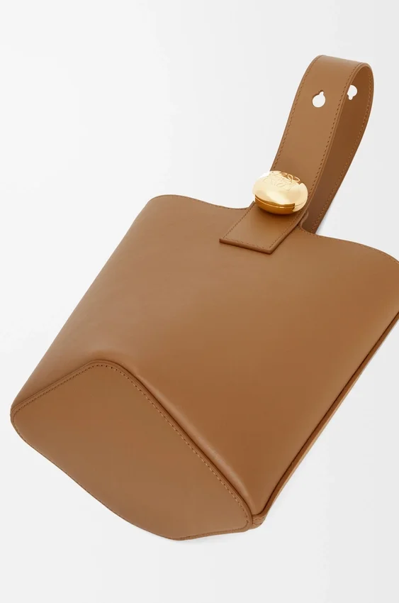 Mini torebka typu Pebble Bucket z gładkiej skóry cielęcej Mini torebka typu Pebble Bucket z gładkiej skóry cielęcej