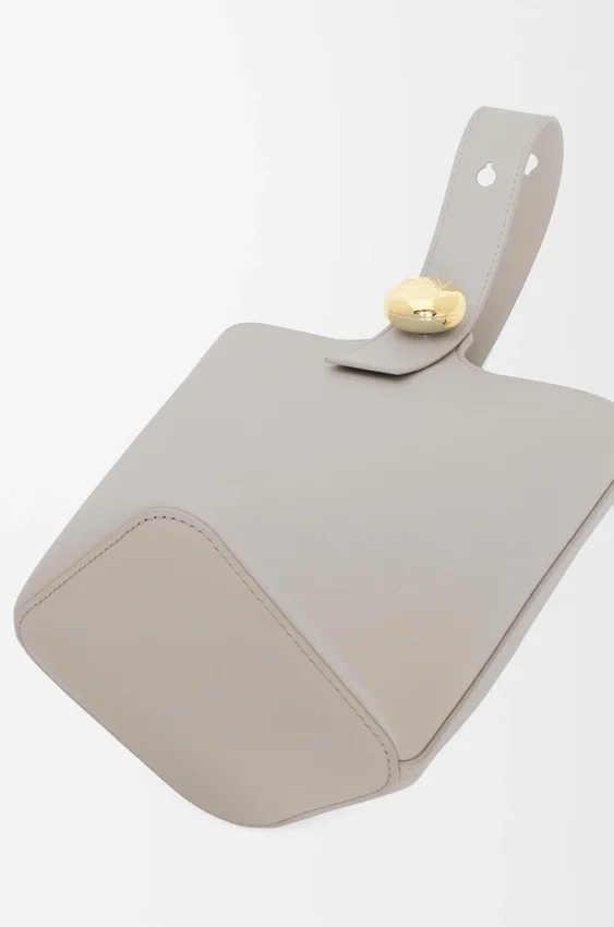 Mini torebka typu Pebble Bucket z gładkiej skóry cielęcej Mini torebka typu Pebble Bucket z gładkiej skóry cielęcej