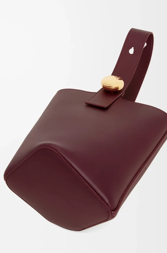 Mini torebka typu Pebble Bucket z gładkiej skóry cielęcej Mini torebka typu Pebble Bucket z gładkiej skóry cielęcej