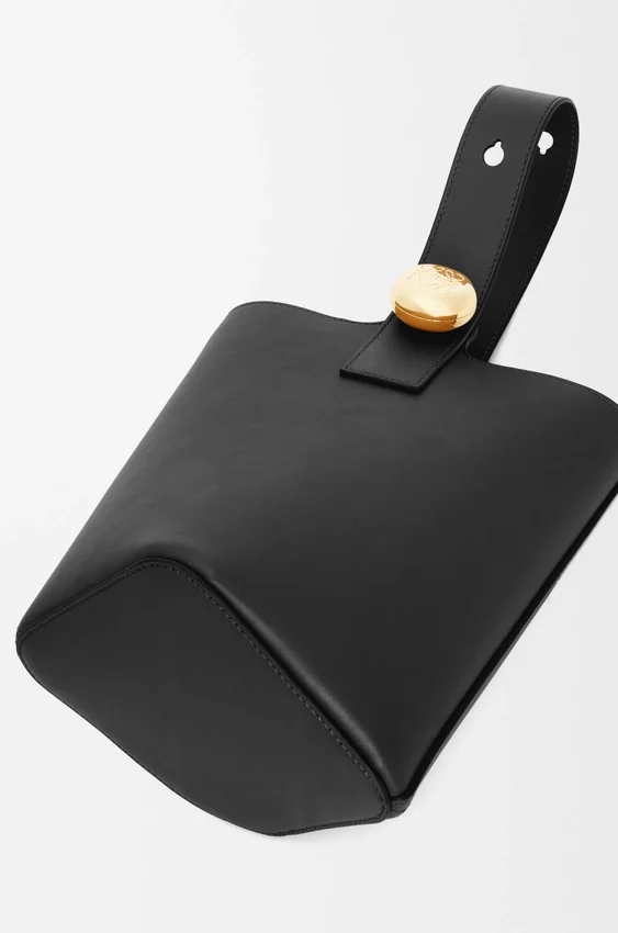 Mini torebka typu Pebble Bucket z gładkiej skóry cielęcej Mini torebka typu Pebble Bucket z gładkiej skóry cielęcej