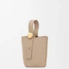 Mini torebka typu Pebble Bucket z miękkiej, ziarnistej skóry cielęcej Mini torebka typu Pebble Bucket z miękkiej, ziarnistej skóry cielęcej