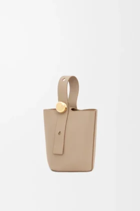 Mini torebka typu Pebble Bucket z miękkiej, ziarnistej skóry cielęcej
