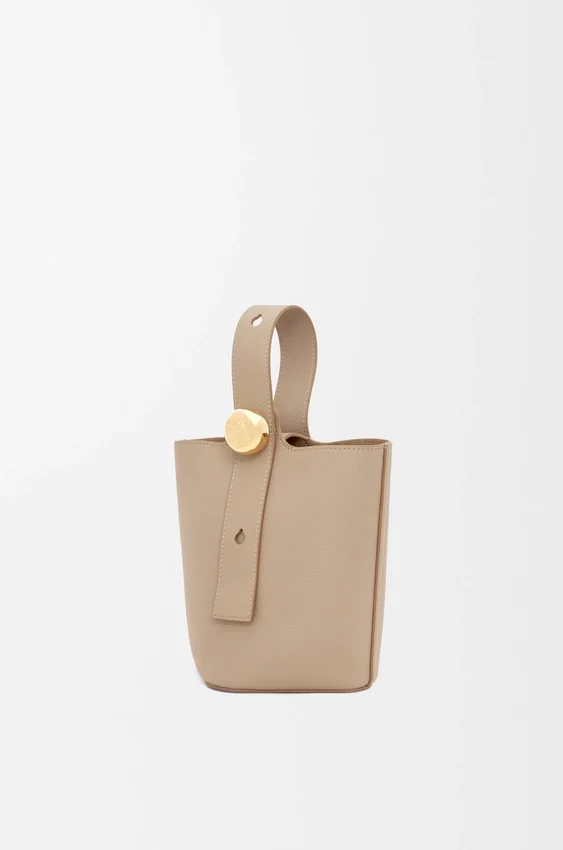 Mini torebka typu Pebble Bucket z miękkiej, ziarnistej skóry cielęcej Mini torebka typu Pebble Bucket z miękkiej, ziarnistej skóry cielęcej