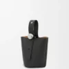 Mini torebka typu Pebble Bucket z miękkiej, ziarnistej skóry cielęcej