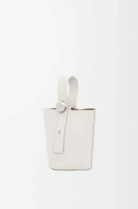 Mini torebka typu Pebble Bucket z miękkiej, ziarnistej skóry cielęcej
