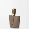 Mini torebka typu Pebble Bucket z miękkiej, ziarnistej skóry cielęcej