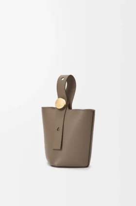 Mini torebka typu Pebble Bucket z miękkiej, ziarnistej skóry cielęcej