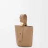 Mini torebka typu Pebble Bucket z miękkiej, ziarnistej skóry cielęcej