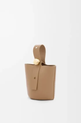 Mini torebka typu Pebble Bucket z miękkiej, ziarnistej skóry cielęcej