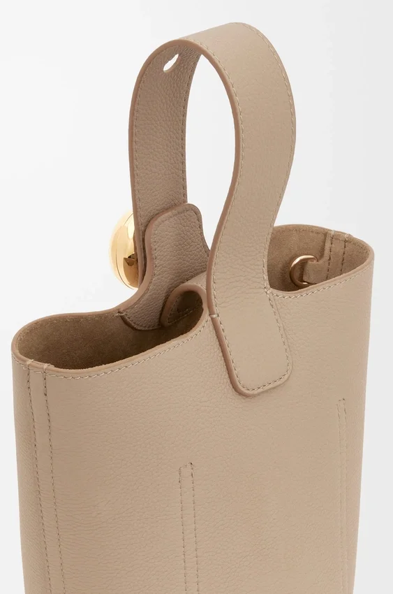 Mini torebka typu Pebble Bucket z miękkiej, ziarnistej skóry cielęcej Mini torebka typu Pebble Bucket z miękkiej, ziarnistej skóry cielęcej
