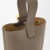 Mini torebka typu Pebble Bucket z miękkiej, ziarnistej skóry cielęcej