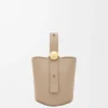 Mini torebka typu Pebble Bucket z miękkiej, ziarnistej skóry cielęcej Mini torebka typu Pebble Bucket z miękkiej, ziarnistej skóry cielęcej