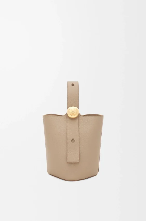 Mini torebka typu Pebble Bucket z miękkiej, ziarnistej skóry cielęcej Mini torebka typu Pebble Bucket z miękkiej, ziarnistej skóry cielęcej