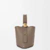 Mini torebka typu Pebble Bucket z miękkiej, ziarnistej skóry cielęcej
