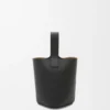 Mini torebka typu Pebble Bucket z miękkiej, ziarnistej skóry cielęcej