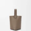 Mini torebka typu Pebble Bucket z miękkiej, ziarnistej skóry cielęcej