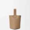Mini torebka typu Pebble Bucket z miękkiej, ziarnistej skóry cielęcej