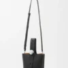 Mini torebka typu Pebble Bucket z miękkiej, ziarnistej skóry cielęcej