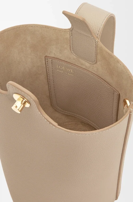 Mini torebka typu Pebble Bucket z miękkiej, ziarnistej skóry cielęcej Mini torebka typu Pebble Bucket z miękkiej, ziarnistej skóry cielęcej