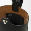 Mini torebka typu Pebble Bucket z miękkiej, ziarnistej skóry cielęcej
