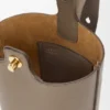 Mini torebka typu Pebble Bucket z miękkiej, ziarnistej skóry cielęcej