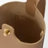 Mini torebka typu Pebble Bucket z miękkiej, ziarnistej skóry cielęcej