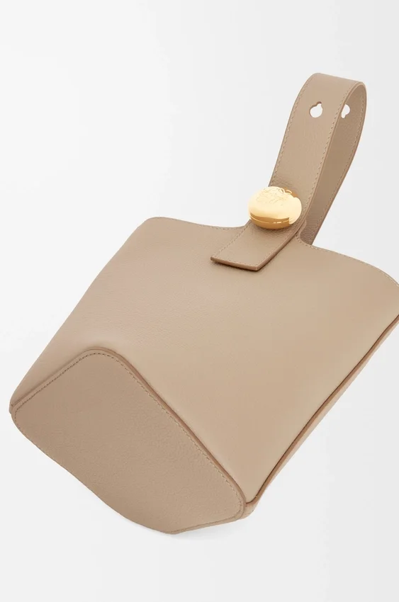 Mini torebka typu Pebble Bucket z miękkiej, ziarnistej skóry cielęcej Mini torebka typu Pebble Bucket z miękkiej, ziarnistej skóry cielęcej