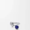 Pierścionek z motywem „Anagram Pebble” ze srebra próby 925 i lapis lazuli Pierścionek z motywem „Anagram Pebble” ze srebra próby 925 i lapis lazuli
