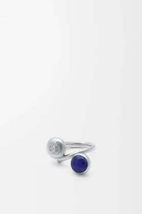 Pierścionek z motywem „Anagram Pebble” ze srebra próby 925 i lapis lazuli Pierścionek z motywem „Anagram Pebble” ze srebra próby 925 i lapis lazuli