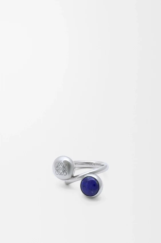 Pierścionek z motywem „Anagram Pebble” ze srebra próby 925 i lapis lazuli Pierścionek z motywem „Anagram Pebble” ze srebra próby 925 i lapis lazuli