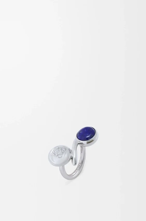 Pierścionek z motywem „Anagram Pebble” ze srebra próby 925 i lapis lazuli Pierścionek z motywem „Anagram Pebble” ze srebra próby 925 i lapis lazuli