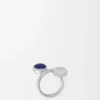 Pierścionek z motywem „Anagram Pebble” ze srebra próby 925 i lapis lazuli Pierścionek z motywem „Anagram Pebble” ze srebra próby 925 i lapis lazuli
