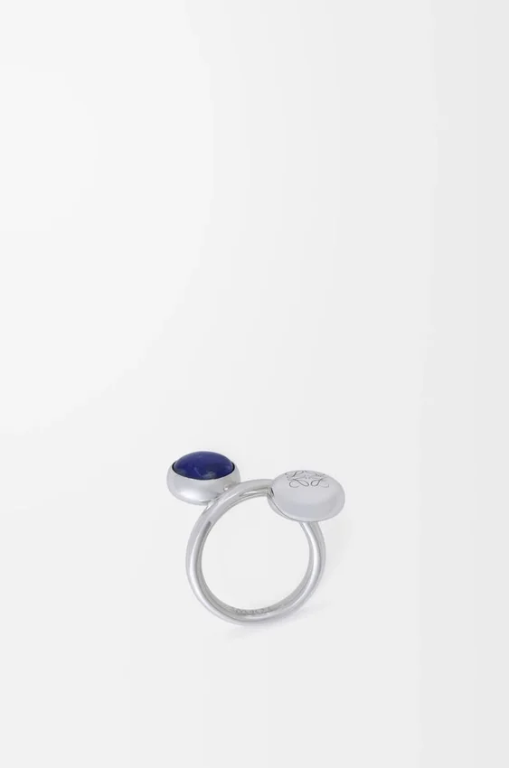 Pierścionek z motywem „Anagram Pebble” ze srebra próby 925 i lapis lazuli Pierścionek z motywem „Anagram Pebble” ze srebra próby 925 i lapis lazuli