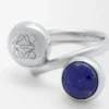Pierścionek z motywem „Anagram Pebble” ze srebra próby 925 i lapis lazuli Pierścionek z motywem „Anagram Pebble” ze srebra próby 925 i lapis lazuli