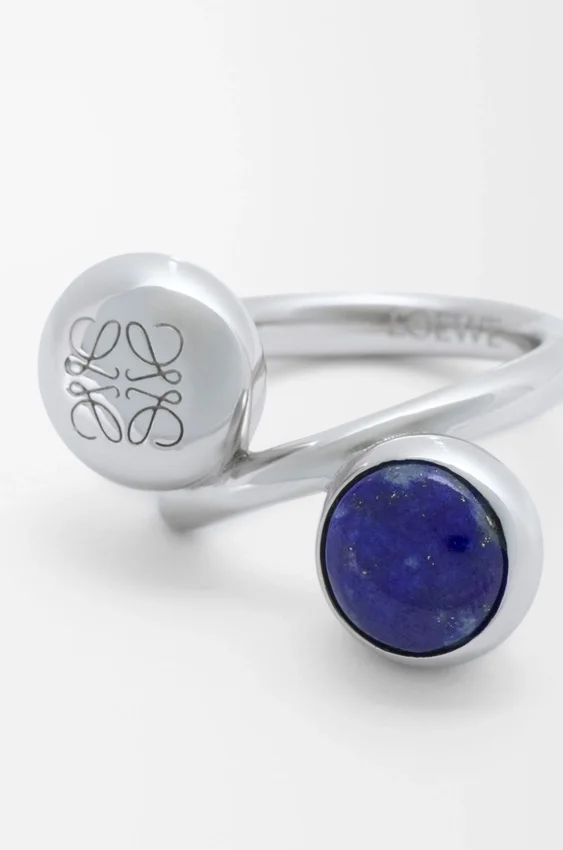 Pierścionek z motywem „Anagram Pebble” ze srebra próby 925 i lapis lazuli Pierścionek z motywem „Anagram Pebble” ze srebra próby 925 i lapis lazuli