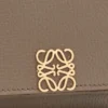 Portfel Anagram składany na trzy części z cielęcej skóry o ziarnistej fakturze typu „Pebble” Portfel Anagram składany na trzy części z cielęcej skóry o ziarnistej fakturze typu „Pebble”