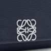 Portfel Anagram składany na trzy części z cielęcej skóry o ziarnistej fakturze typu „Pebble” Portfel Anagram składany na trzy części z cielęcej skóry o ziarnistej fakturze typu „Pebble”