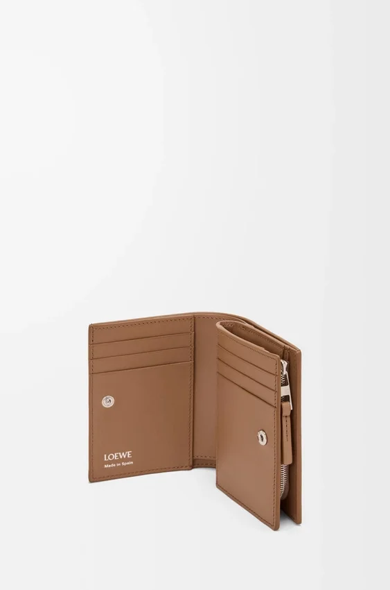 Portfel Duet Compact z gładkiej i ziarnistej skóry cielęcej Portfel Duet Compact z gładkiej i ziarnistej skóry cielęcej