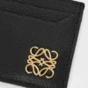 Prosty etui na karty z motywem „Anagram” z cielęcej skóry o fakturze „Pebble” Prosty etui na karty z motywem „Anagram” z cielęcej skóry o fakturze „Pebble”