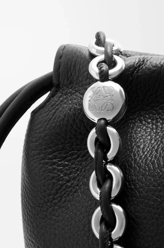 Średnia Flamenco Purse z drobnoziarnistej skóry cielęcej Średnia Flamenco Purse z drobnoziarnistej skóry cielęcej