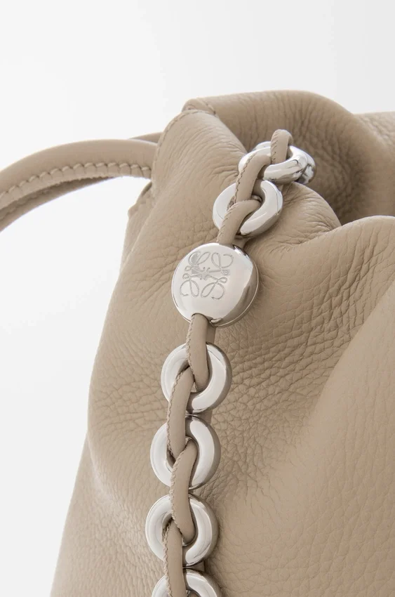 Średnia Flamenco Purse z drobnoziarnistej skóry cielęcej Średnia Flamenco Purse z drobnoziarnistej skóry cielęcej