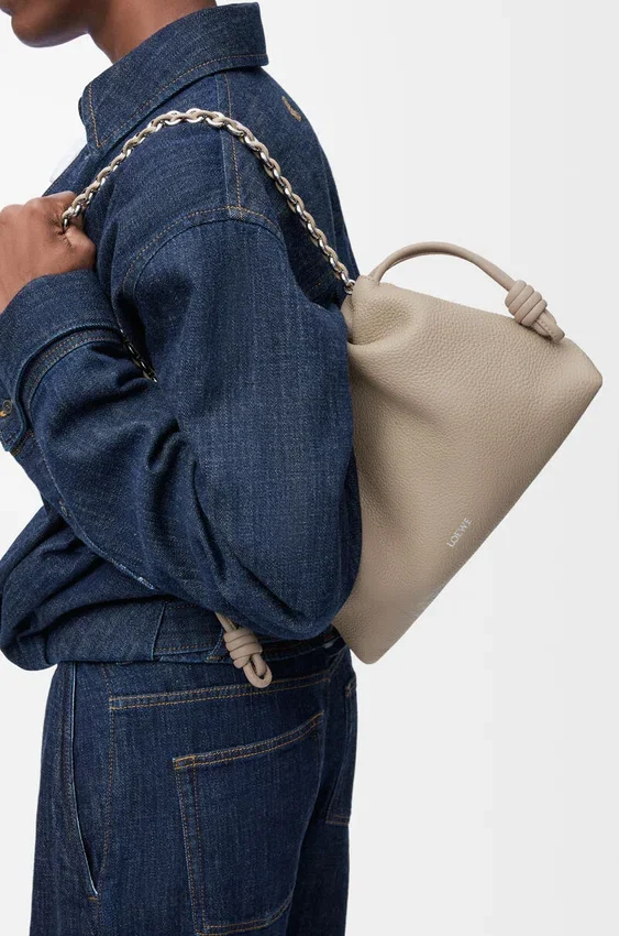 Średnia Flamenco Purse z drobnoziarnistej skóry cielęcej Średnia Flamenco Purse z drobnoziarnistej skóry cielęcej