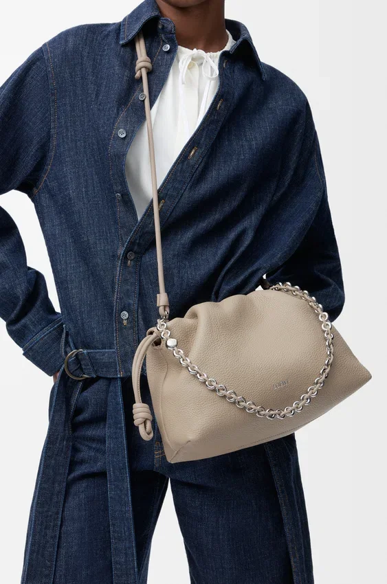 Średnia Flamenco Purse z drobnoziarnistej skóry cielęcej Średnia Flamenco Purse z drobnoziarnistej skóry cielęcej