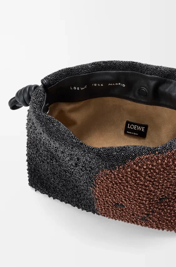 Średnia Flamenco Purse z koralikami w kształcie lwów, wykonana z płótna z koralikami i skóry cielęcej Średnia Flamenco Purse z koralikami w kształcie lwów, wykonana z płótna z koralikami i skóry cielęcej
